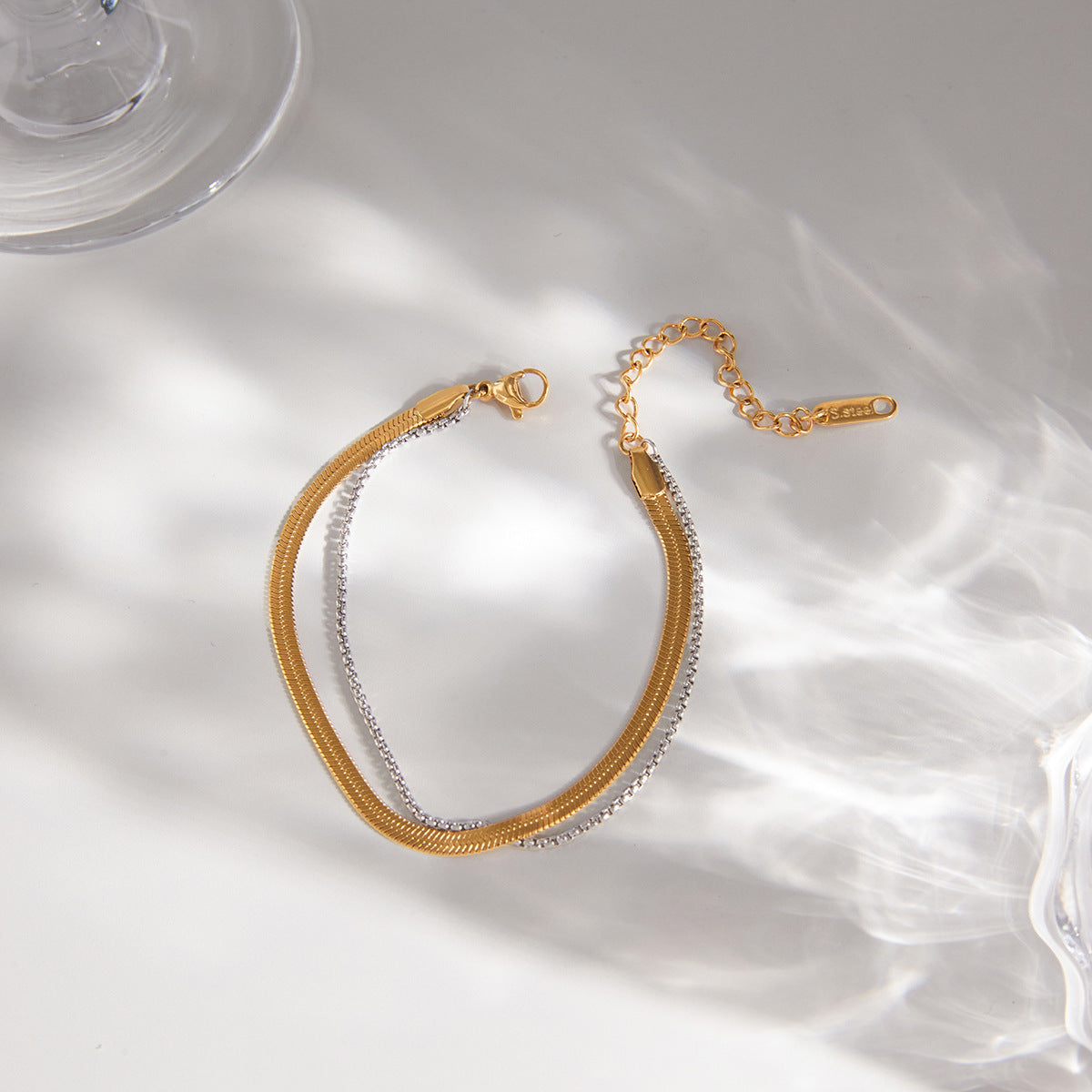 Contrasting-width two-tone chain bracelet