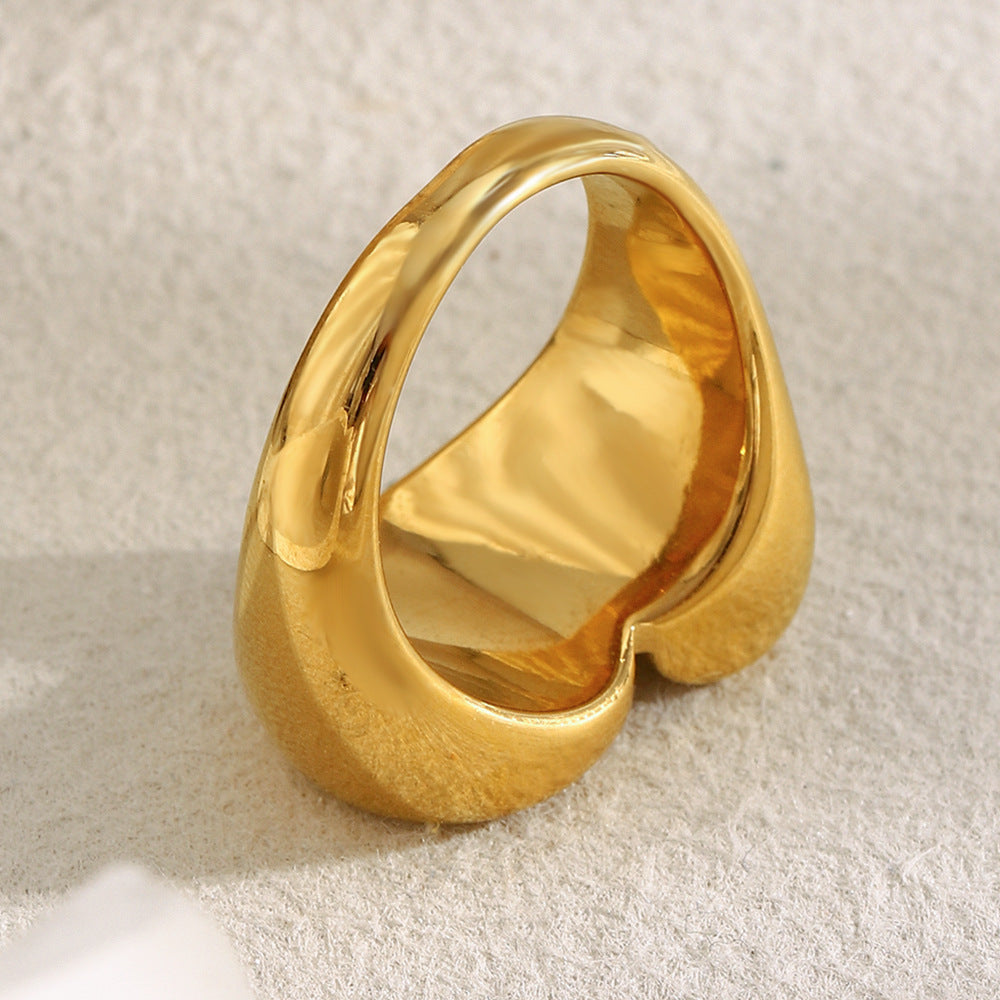 Rear view of the broad polished ring band