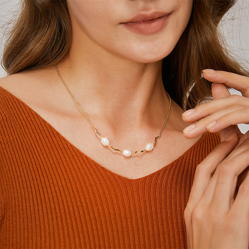 model wearing short shell pearl wave-link necklace