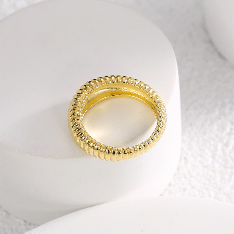 top view showing smooth inner shank of ribbed band ring