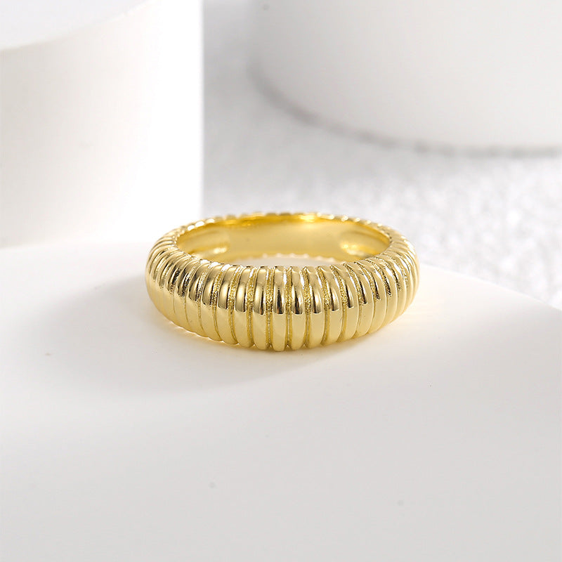 front view of wide rounded band with close-set ribs