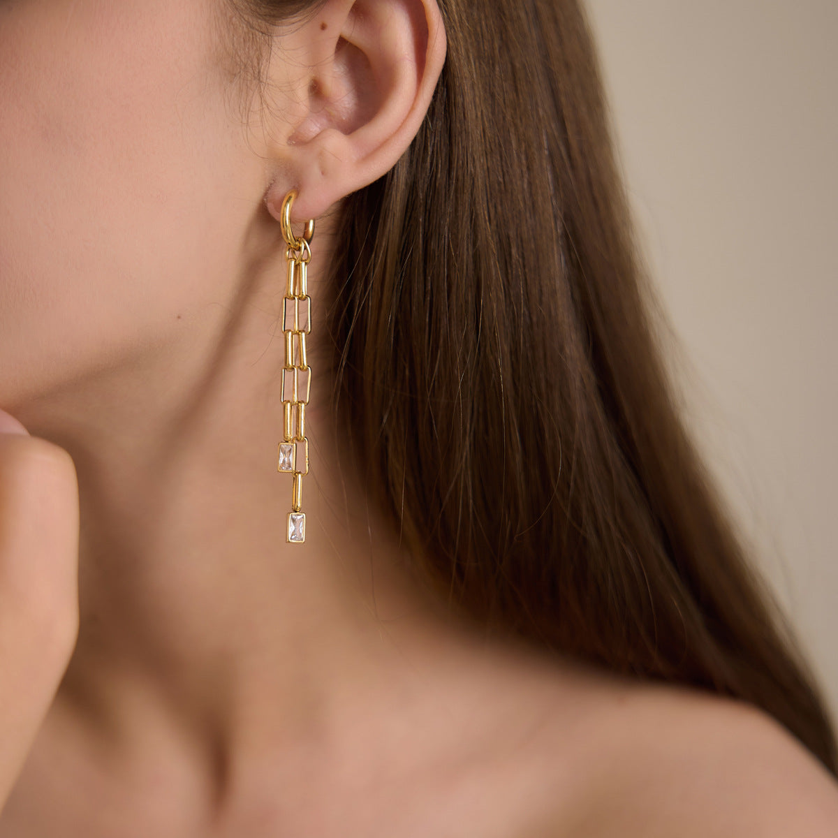 Close-up of long links and clear accents