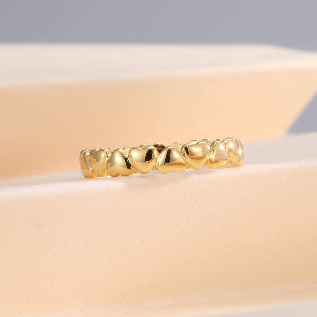 front view of the rounded heart pattern around the ring band