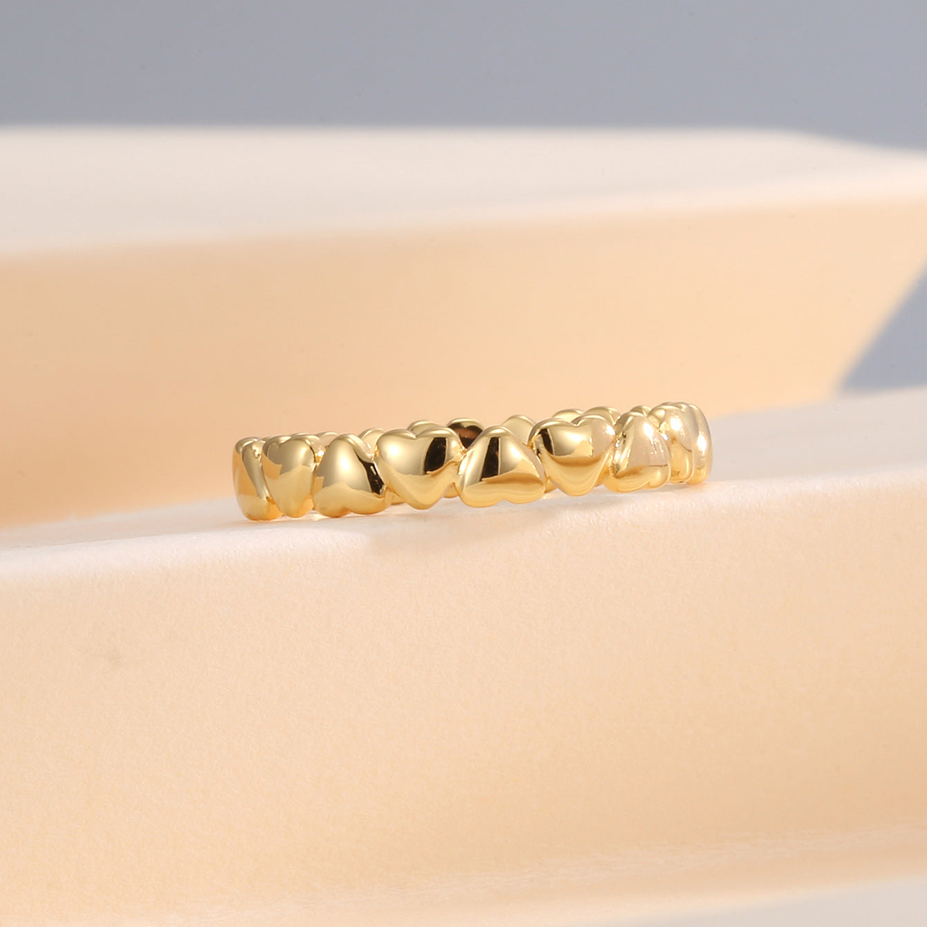 front view of the rounded heart pattern around the ring band