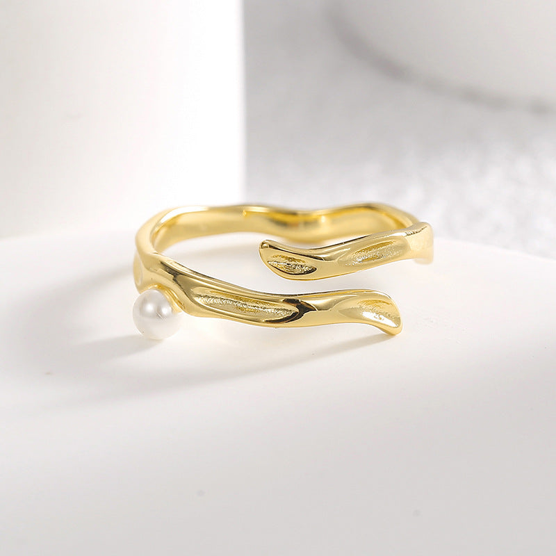 side view of the organic wraparound shell pearl ring