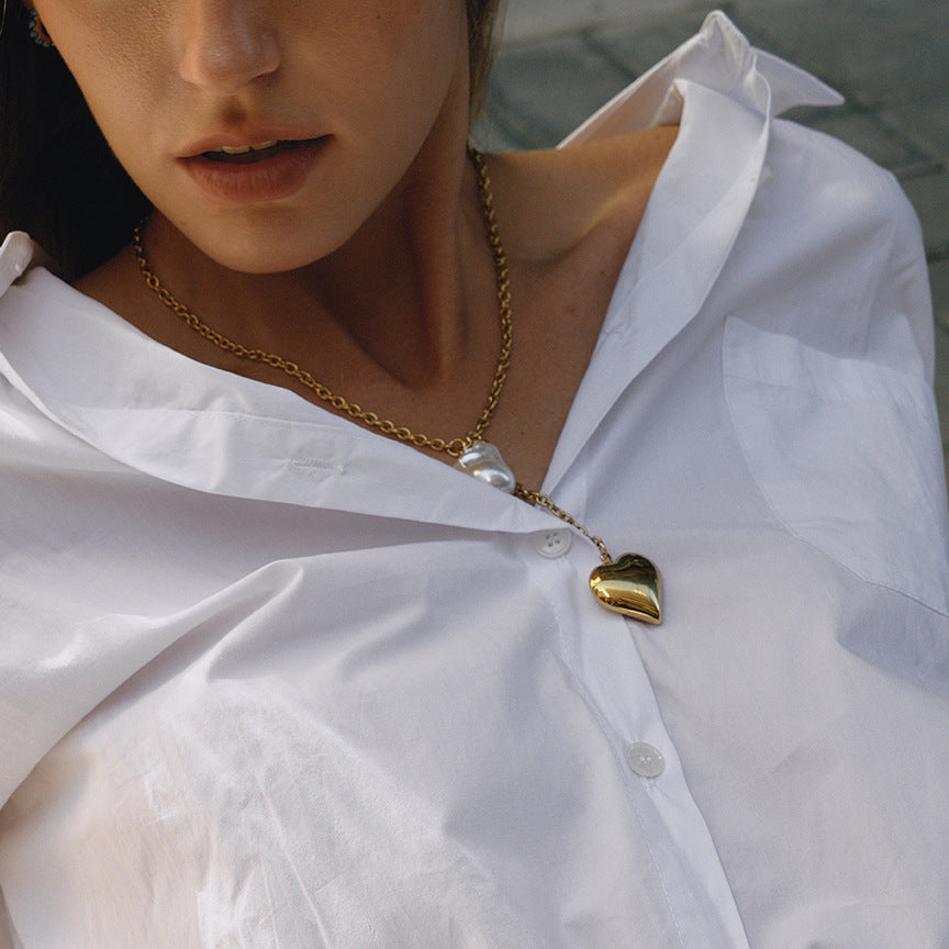 Gold plated heart and irregular bead necklace at the collarbone