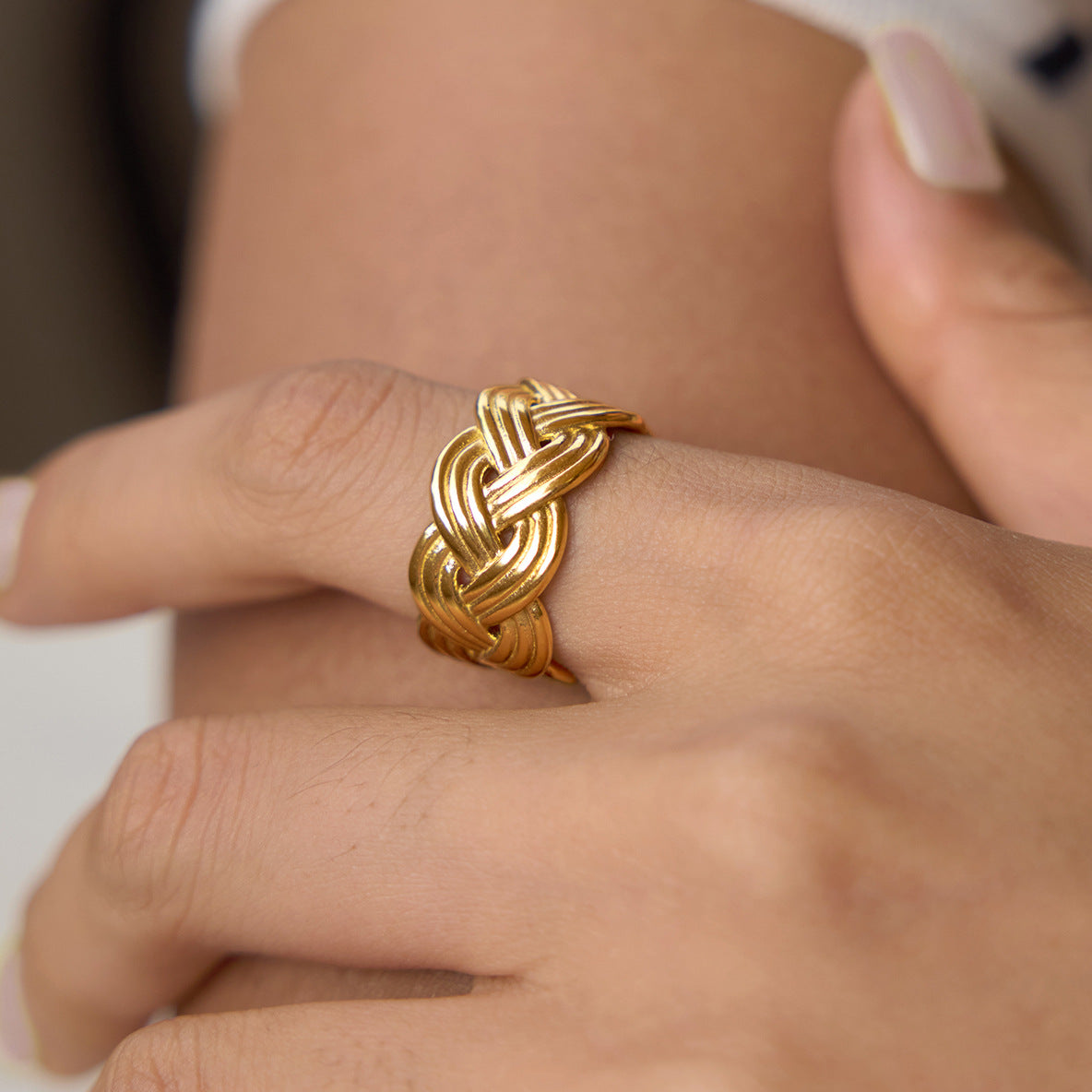 Close-up of grouped crossing strands around the ring