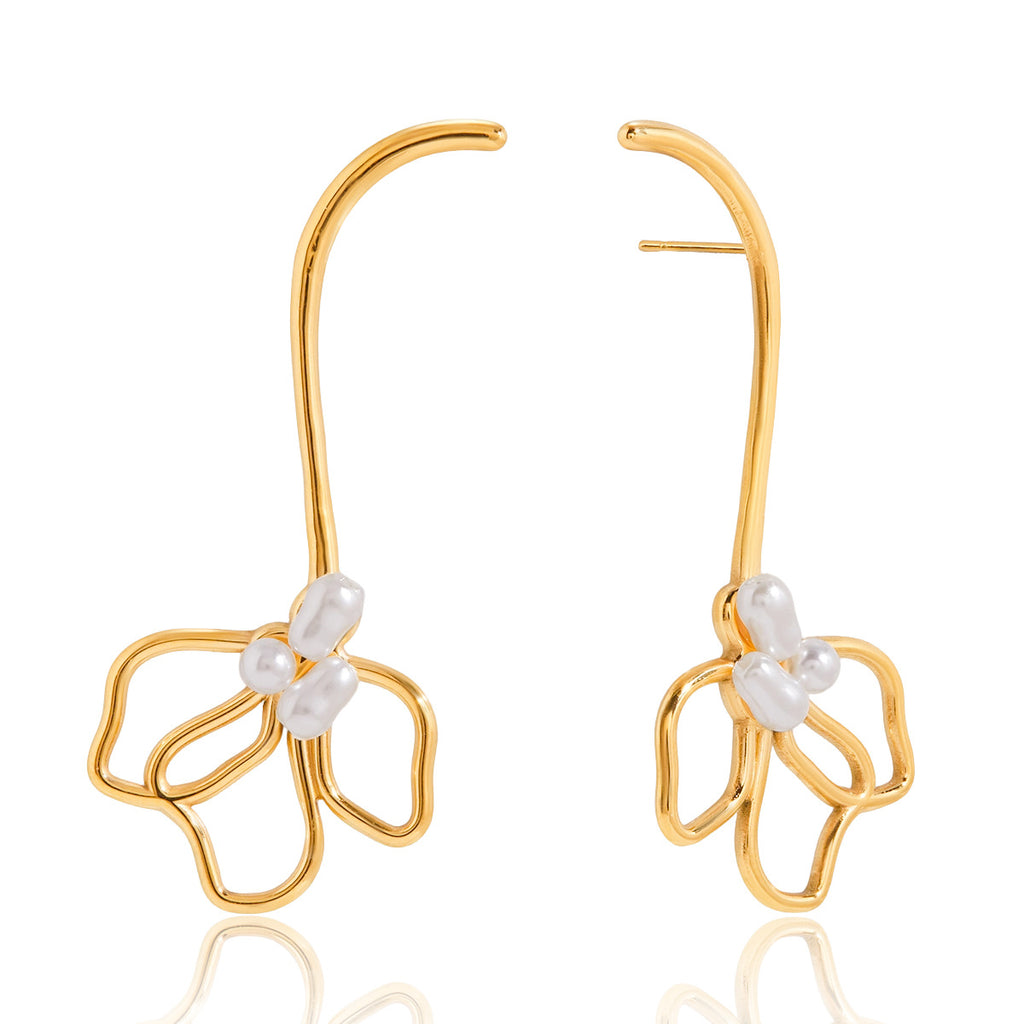 Gold-Tone Pearl-Look Floral Stainless Steel Stud Earrings finish and shape detail
