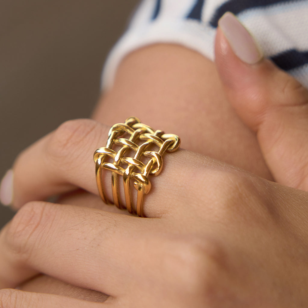 Side view of parallel bands on the lattice ring