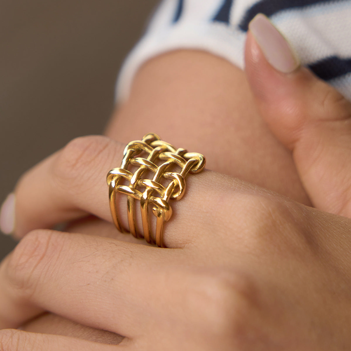 Side view of parallel bands on the lattice ring