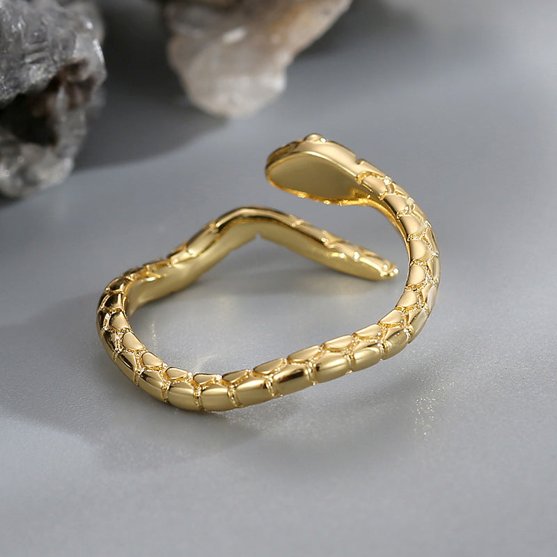 side profile of bypass snake ring showing the tapered tail
