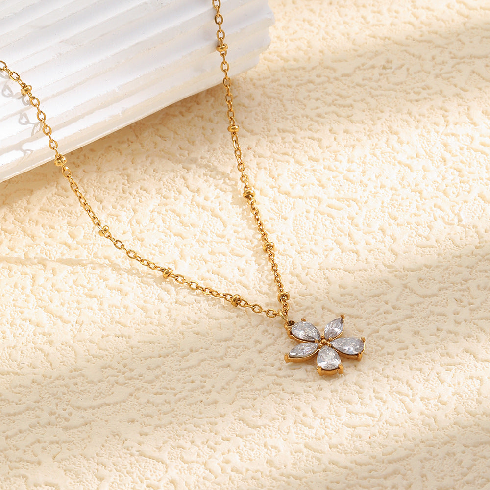 Small flower pendant and polished chain stations