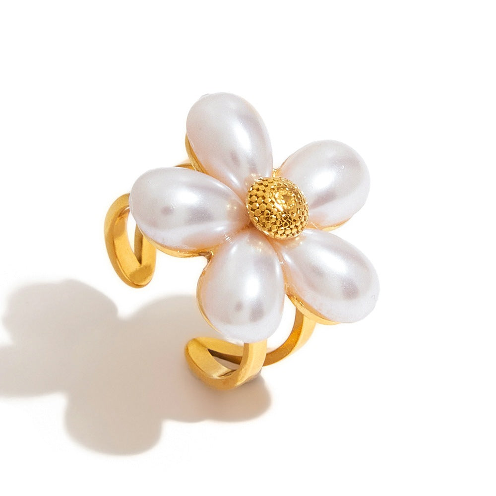 Isolated five-petal pearl-look flower open ring