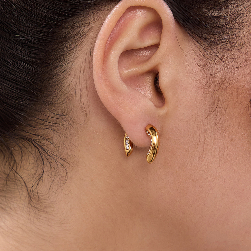 Detachable U-shaped earring worn through the lobe