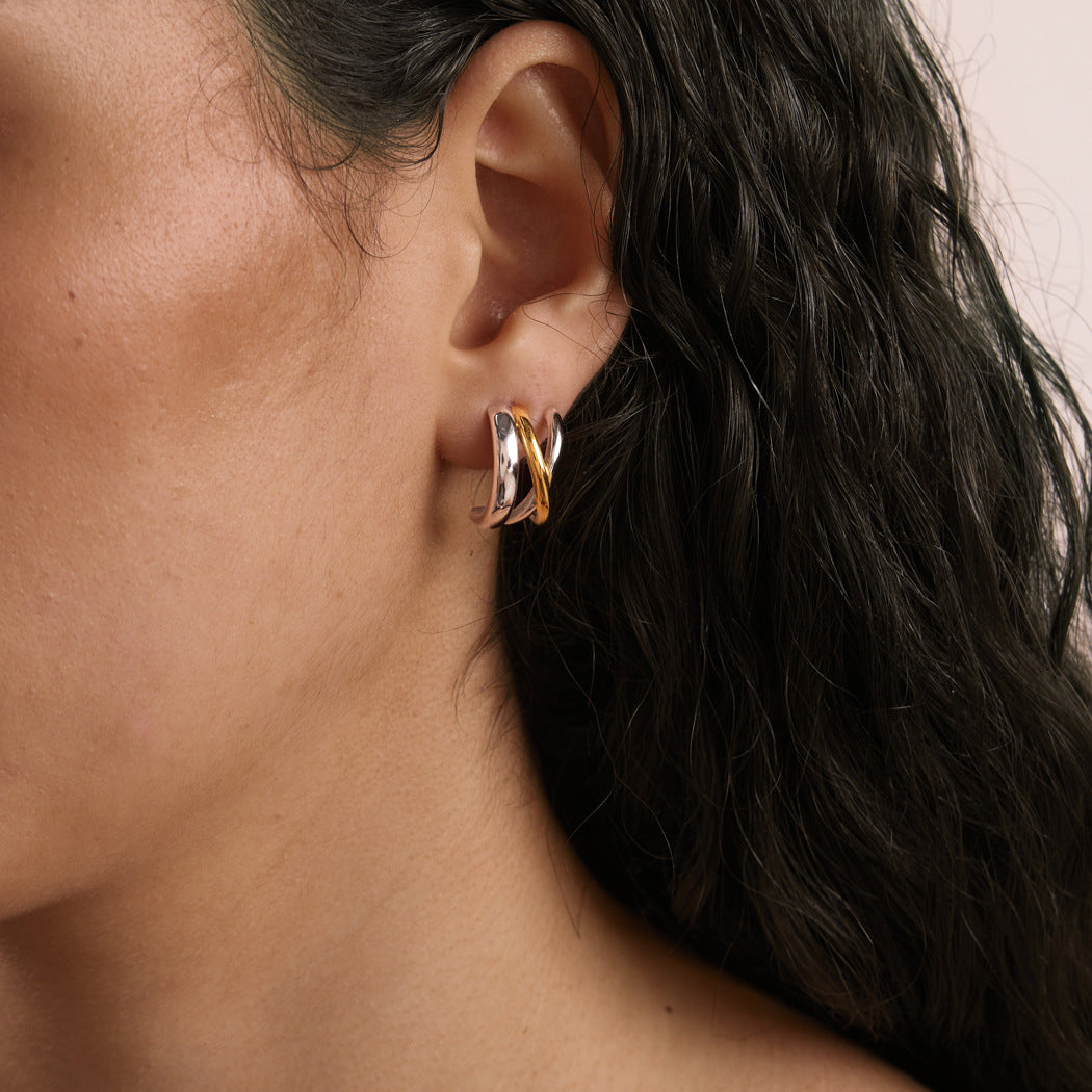 Compact two tone C-profile stud worn on an ear