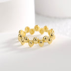 front view of repeating rounded oval links on a band ring