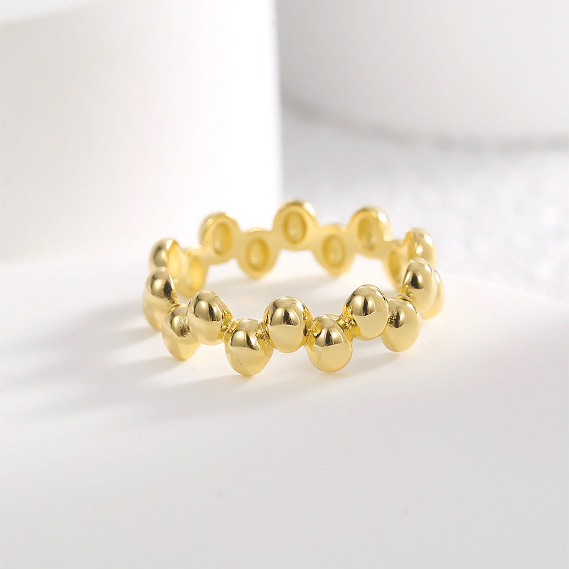front view of repeating rounded oval links on a band ring