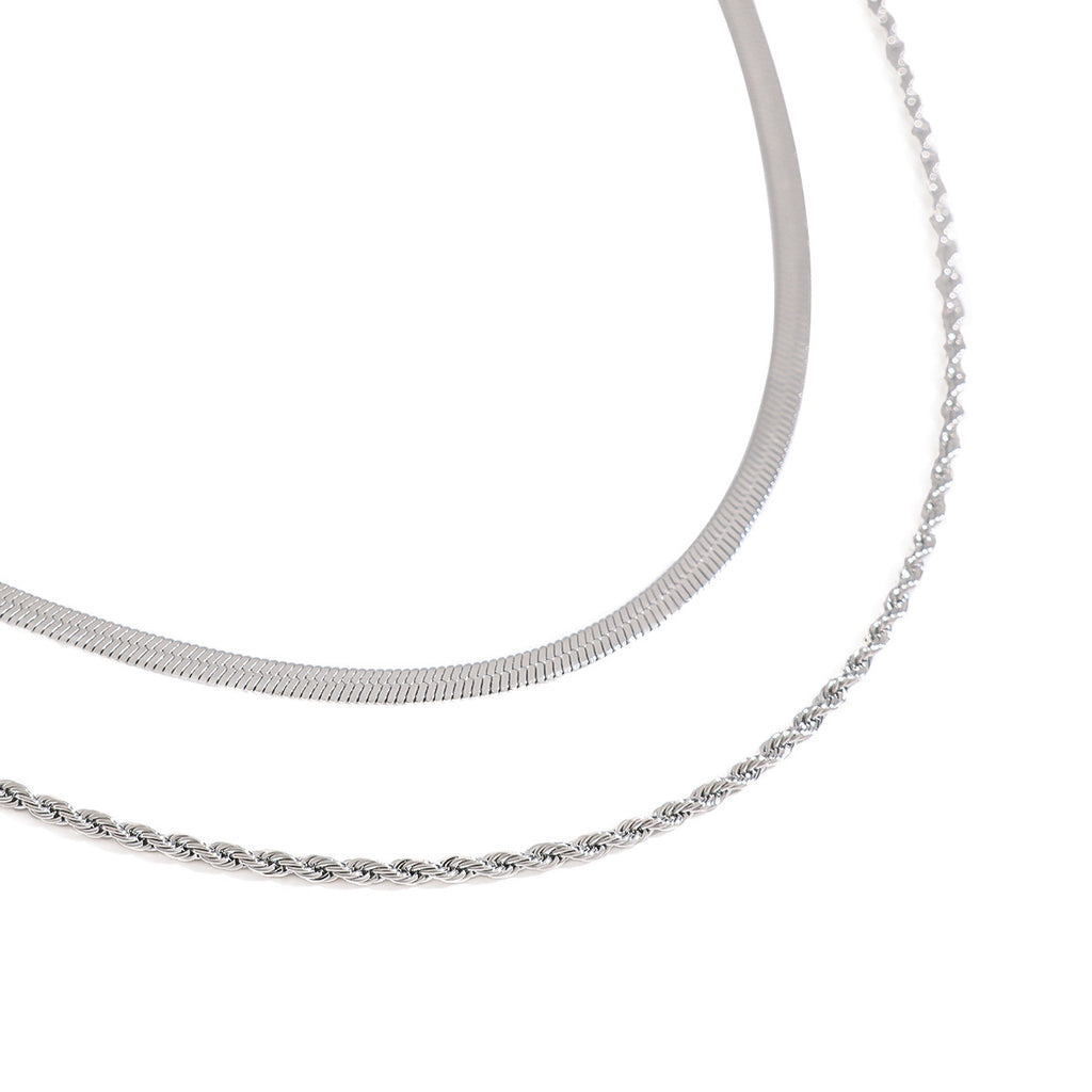 Close view of flat chain and rope-style chain sections