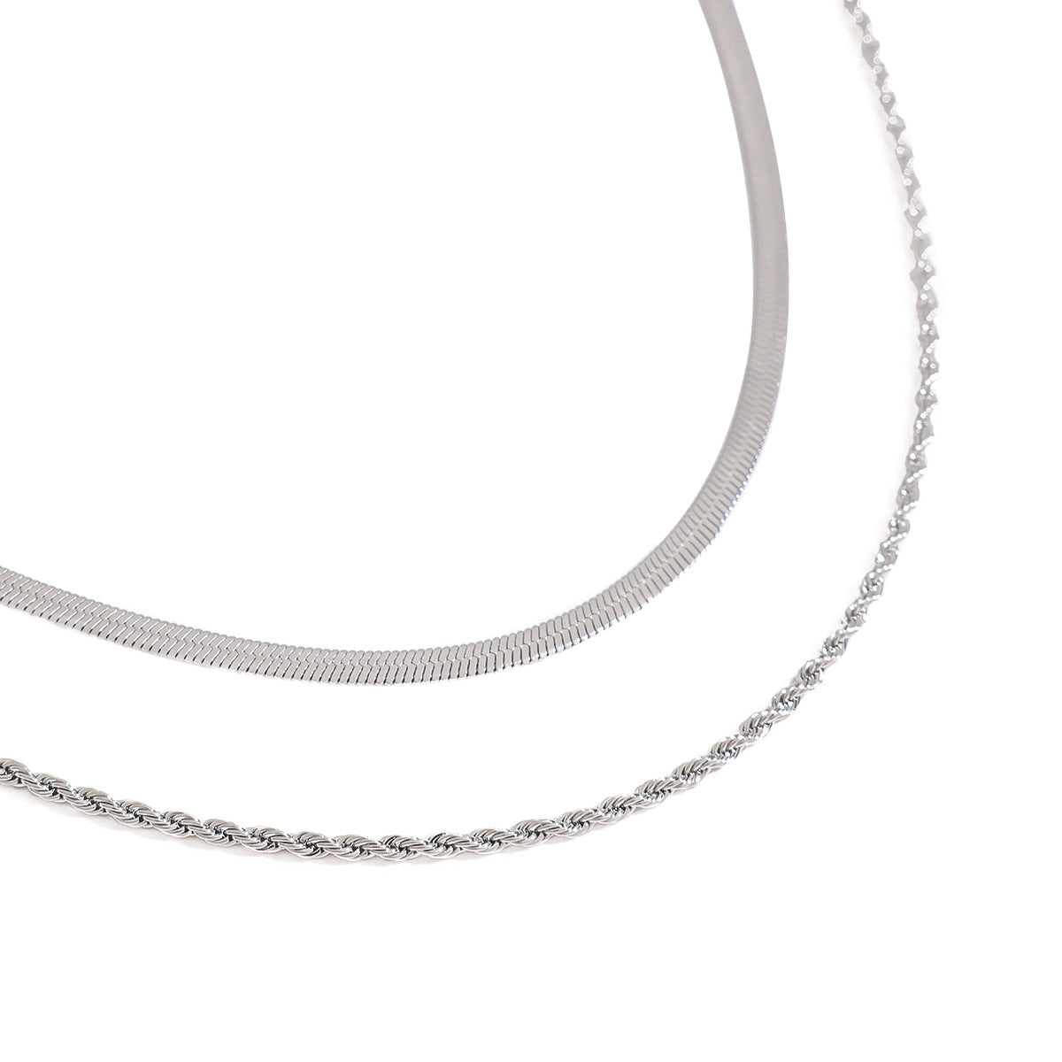 Close view of flat chain and rope-style chain sections