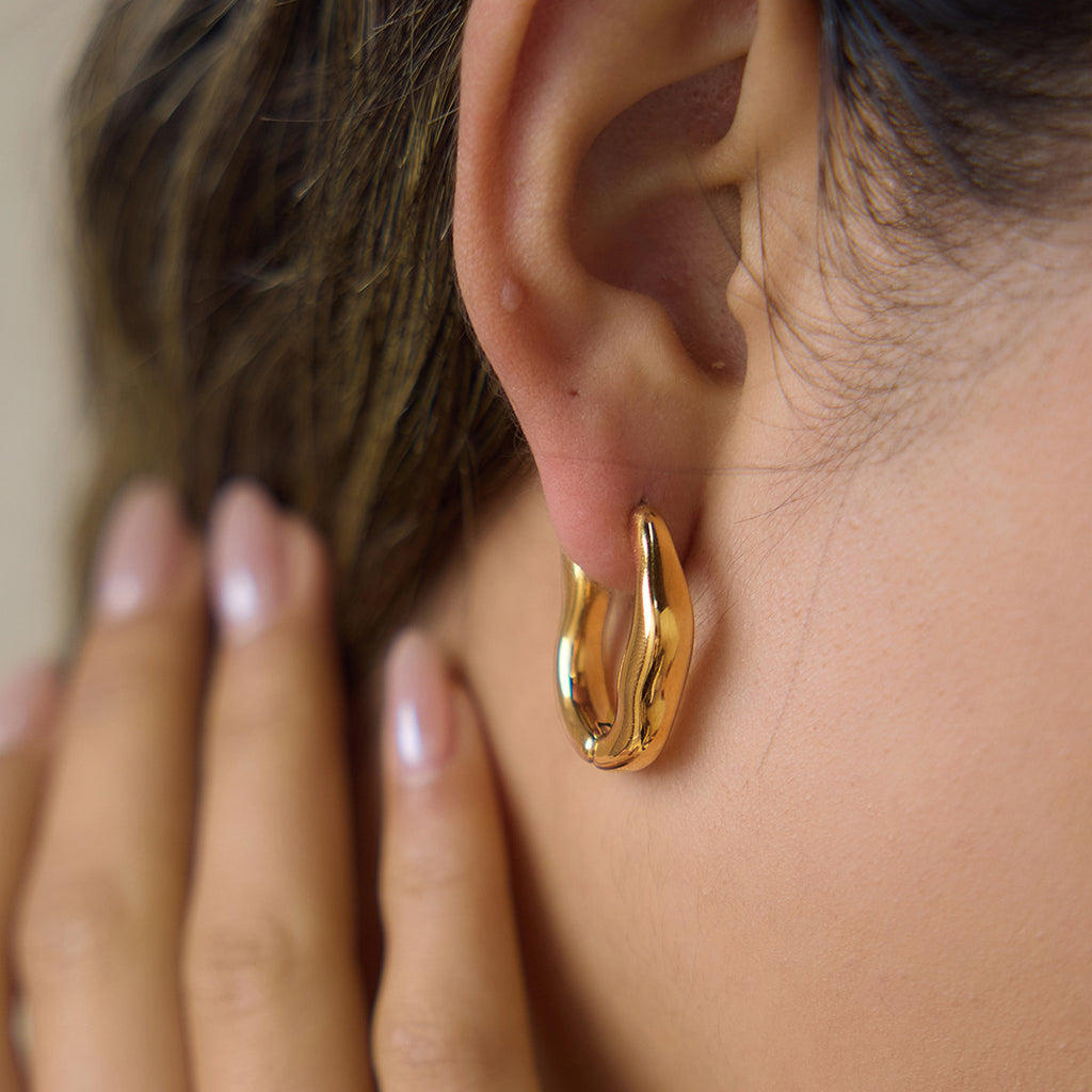 Side profile of the polished irregular hoop