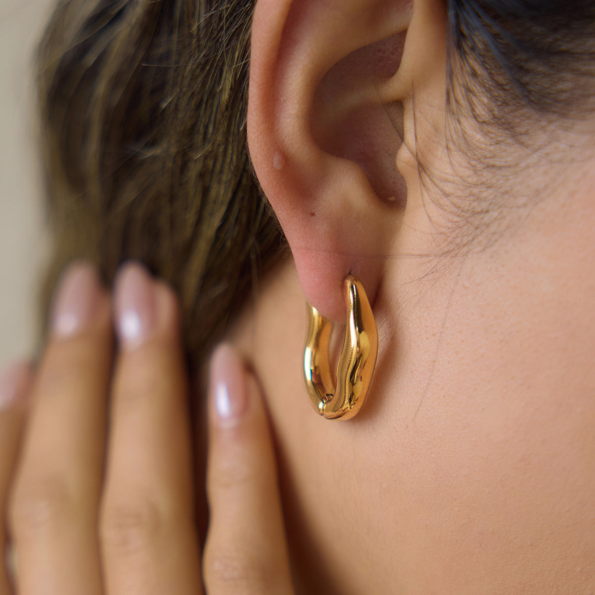 Side profile of the polished irregular hoop