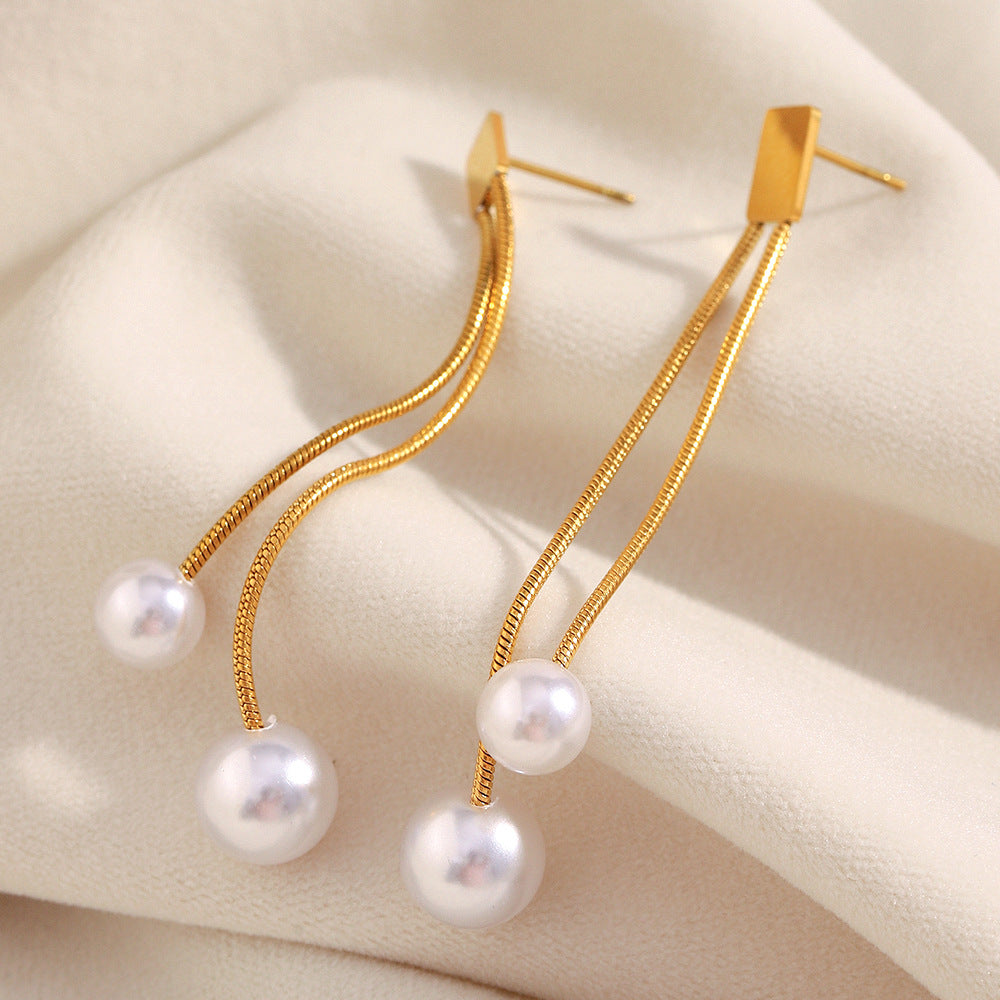 post-back and double snake-chain details of pearl drop earrings
