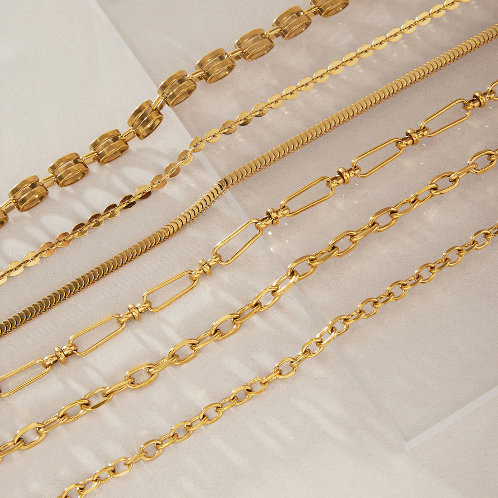 Close-up comparing flat chain and open link structures