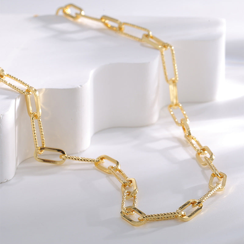 angled view of alternating paperclip and paired curb-chain sections