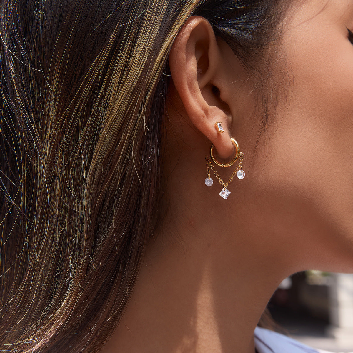 Shorter chain hoop with geometric drop worn on an ear