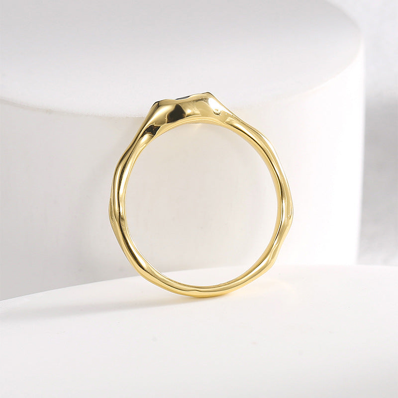 rear view of the polished minimalist black stone ring
