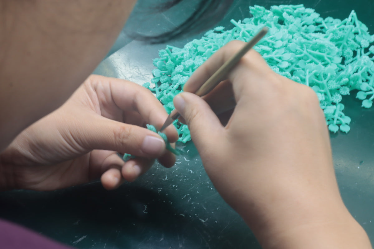 Jewelry wax model trimming during custom development