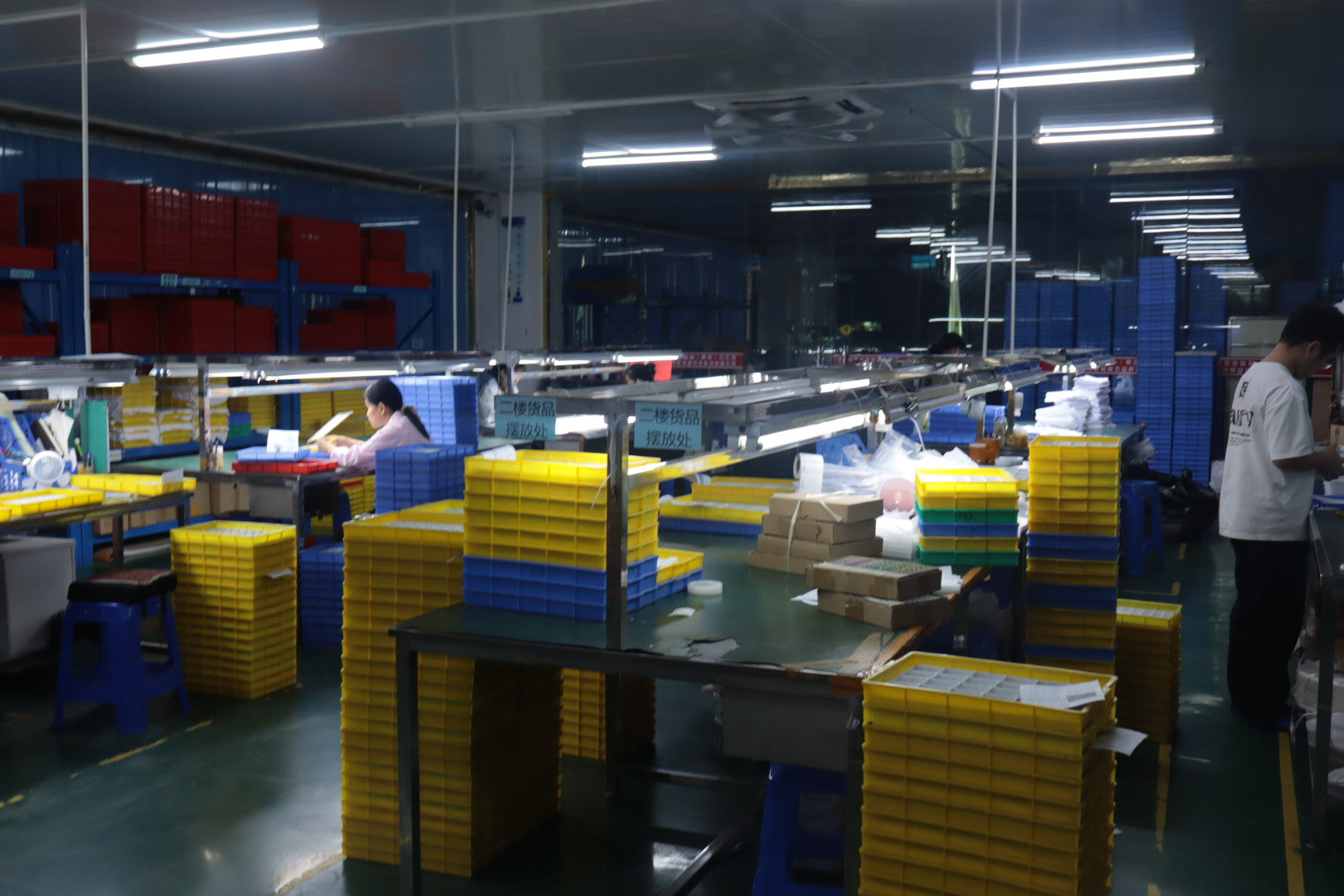 HonHo Jewelry production team inside the Dongguan assembly workshop